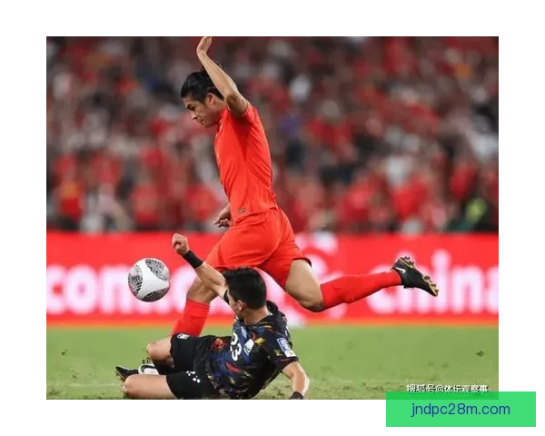 国足2-0完胜迎来新篇章 全队展现强大实力与团结精神